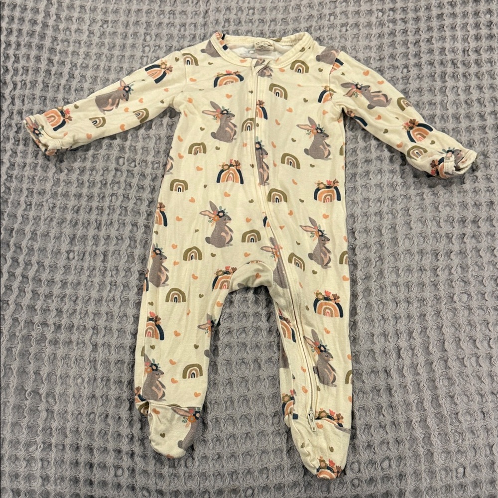 Cream Bunny & Rainbow One-Piece Footed Pajamas gender neutral size 0-3 months